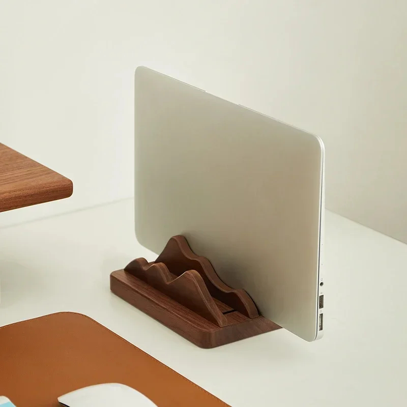 Drewniany stojak na laptopa z  – Vertical Laptop Stand recenzja i cena
