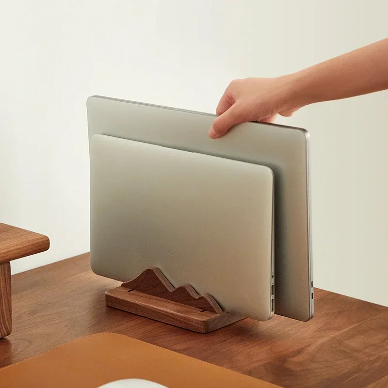 Drewniany stojak na laptopa z  – Vertical Laptop Stand recenzja i cena